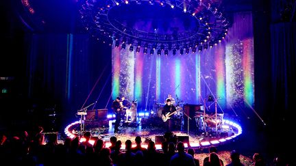 Jonny Buckland, Chris Martin, Guy Berryman et Will Champion, du groupe Coldplay, se produisent&nbsp;sur la scène du iHeartRadio Theater, à Burbank, en Californie, le 14 octobre 2021. (KEVIN WINTER / GETTY IMAGES NORTH AMERICA)