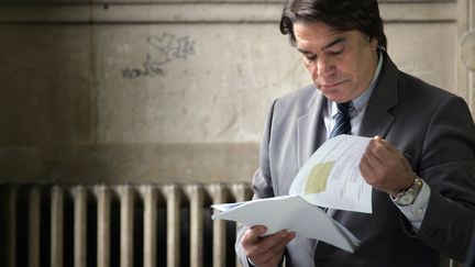 Bernard Tapie le 19 octobre 2005 au palais de justice de Paris, avant de compara&icirc;tre pour fraude fiscale devant le tribunal correctionnel de Paris. (JACK GUEZ/AFP)