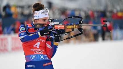 Biathlon : parfaite au tir, Lou Jeanmonnot remporte largement la première poursuite de la saison