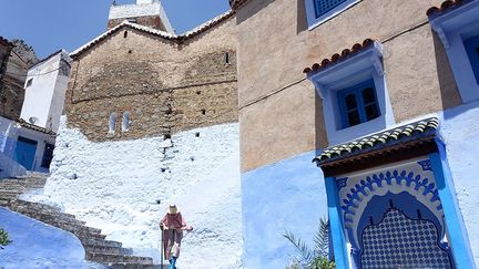 mais il y a une vingtaine d’années, pour attirer les touristes, les femmes ont repeint leurs maisons d’azur, d’outremer, d’indigo… Aujourd’hui, le lieu est repeint entièrement trois fois par an, toujours par les femmes, la nuit venue. (Emily Irving-Swify  /AFP)