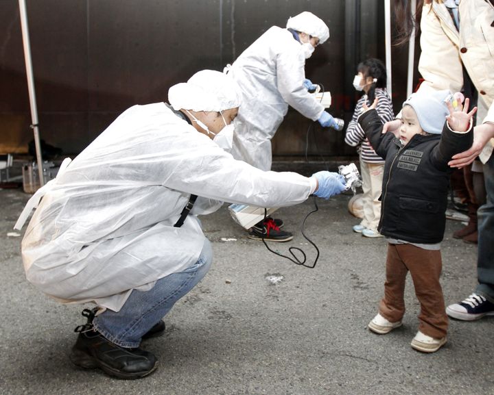 Des enfants évacués du périmètre de la centrale nucléaire de Fukushima sont soumis à des tests de radioactivité le 13 mars 2011 à&nbsp;Koriyama. (KIM KYUNG HOON / REUTERS)