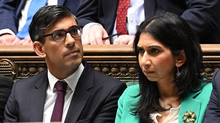 Le Premier ministre britannique Rishi Sunak et la ministre de l'Intérieur, Suella Braverman, le 10 mai 2023 à la Chambre des communes, à Londres (Royaume-Uni). (JESSICA TAYLOR / UK PARLIAMENT / AFP)