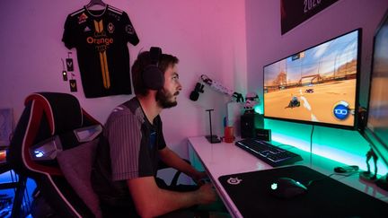 Parmi les problèmes de santé récurrents cités par les chercheurs, les problèmes osseux et musculaires, engendrés par des postures inadaptées. Ici, un jeune homme joue a "Rocket League" sur son ordinateur. (ROMAIN LONGIERAS / HANS LUCAS / AFP)