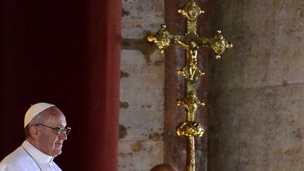 Jorge Bergoglio, &eacute;lu pape sous le nom de Fran&ccedil;ois, mercredi 13 mars au balcon de la basilique Saint-Pierre, au Vatican. (GIUSEPPE CACACE / AFP)