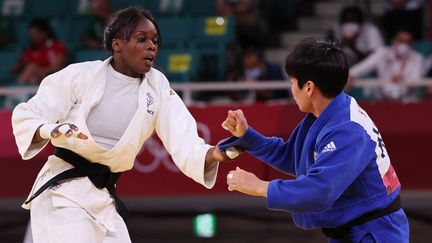 La judokate française Madeleine Malonga lors de sa demi-finale du tournoi olympique (-78 kg) face à la Coréenne Hyunji Yoon, jeudi 29 juillet au Nippon Budokan de Tokyo. (JACK GUEZ / AFP)