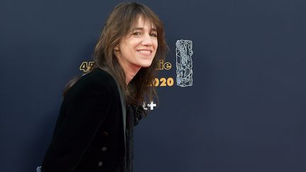 Charlotte Gainsbourg apparaît le pied dans le plâtre sur le tapis rouge des César. Mais l'actrice et chanteuse n'est pas venue seulement pour la cérémonie : selon Allociné, elle tourne un scène de la série Dix pour cent en compagnie de Mimi Mathy et Camille Cottin.&nbsp; (FRANCK CASTEL / MAXPPP)