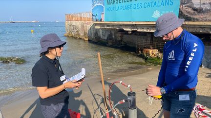 Les chercheurs de cette vaste étude ont effectué des prélèvements mercredi 28 août, sur la plage des Catalans, à Marseille. (PAUL TILLIEZ / RADIO FRANCE)