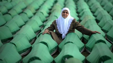 Une Bosniaque au milieu des cercueils de victimes du massacre de Srebrenica en juillet 1995. (AFP/DIMITAR DILKOFF)