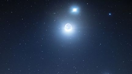 Vénus au dessus de la Lune, photographiée depuis l'océan Pacifique en 2018. (ALBERTO GHIZZI PANIZZA / AFP)