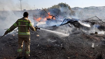 Un pompier israélien dans les faubourgs de Kiryat Shmona, le 4 juin 2024. (JACK GUEZ / AFP)