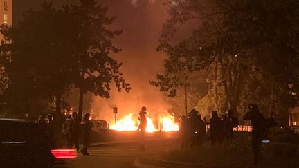 Dimanche 18 mai à&nbsp;Argenteuil, la police a essuyé des tirs de mortiers dans la nuit suivant la mort de Sabri, 18 ans, au guidon de sa motocross. (MICKAEL SIZINE / MAXPPP)