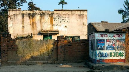 Georges Senga est né en 1983 à Lubumbashi. «Mon projet parle de valeur. Dans cette valeur, je vois la mémoire en relation avec les situations. Et ces situations font référence à l'envie de garder ou de perdre quelque chose. (…) Mon travail concerne principalement les questions d'identité, de patrimoine et d'histoire. Ces trois problèmes sont liés à une idée de «mémoire» - le souvenir de qui nous sommes, de ce que nous avons et d'où nous venons», précise le photographe.

 (Georges Senga)