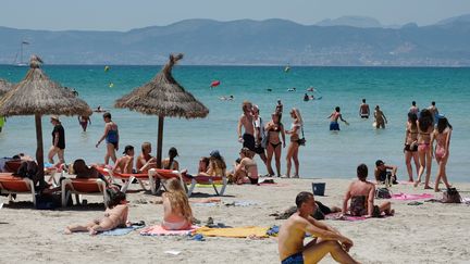 Des&nbsp;vacanciers se baignent sur une plage de Majorque (Espagne), le 15 juin 2017. (JENS KALAENE / ZB / AFP)