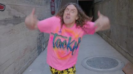 Al Weird Yankovic dans "Tacky" parodie de "Happy" de Pharrell Williams.
 (Saisie écran du clip &quot;Tacky&quot;)