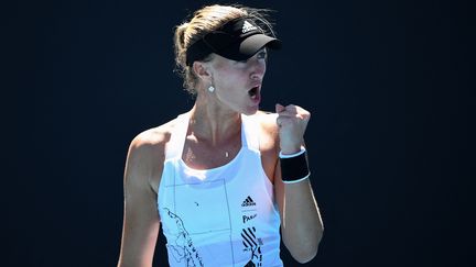 Kristina Mladenovic serre le poing lors de son premier tour de l'Open d'Australie 2021, le 9 février 2021 à Melbourne (WILLIAM WEST / AFP)