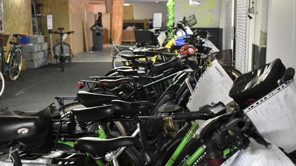 L'atelier de la&nbsp;start-up Virvolt à Paris, qui électrifie des vélos mécaniques, le 20 octobre 2021.&nbsp; (DIMITRI MORGADO / RADIO FRANCE)