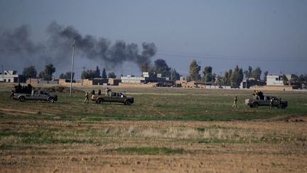 De la fumée s'échappe de la ville de Makhmur (Irak), le 30 novembre 2014, lors de combats entre les Peshmergas kurdes et les combattants du groupe Etat islamique. (HAMIT HÜSEYIN / ANADOLU AGENCY / AFP)