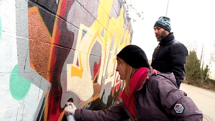 Tiphaine Le Roux s'essaye au graffiti sous les conseils d'Ankhone
 (France 3 / Culturebox)