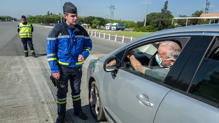 Un contrôle des déplacements effectué par la gendarmerie à Muret, le 11 avril 2020. (FREDERIC SCHEIBER / HANS LUCAS / AFP)