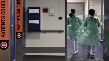 Autorisé depuis le 2013, le radium 223 est très peu prescrit en raison de son coût : 5 000 euros l'injection. Image d'illustration au CHU de Strasbourg. (FREDERICK FLORIN / AFP)