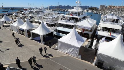 Des visiteurs au Mipim à Cannes, en mars 2019. Photo d'illustration. (VALERY HACHE / AFP)