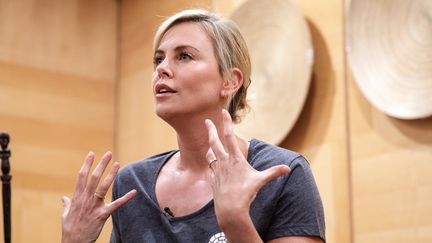 Charlize Theron le 16 août 2017 à Johannesburg, en Afrique du Sud, s'exprime sur son engagement contre le Sida dans son pays d'origine.
 (GIANLUIGI GUERCIA / AFP)