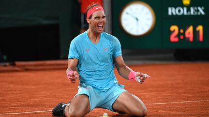 L'Espagnol Rafael Nadal bat le Serbe Novak Djokovic, en finale de Roland-Garros, à Paris, le 11 octobre 2020. (ANNE-CHRISTINE POUJOULAT / AFP)