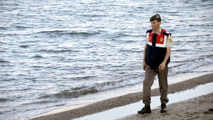 Mehmet Ciplak, le policier turc qui a retrouv&eacute; le corps du petit Aylan, sur une plage pr&egrave;s de Bodrum (Turquie), le 6 septembre 2015. (DURMUS GENC / ANADOLU AGENCY / AFP)