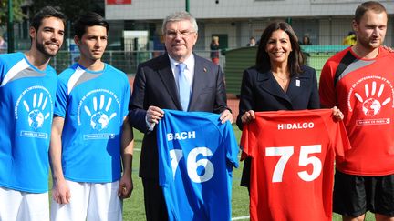 Le président du Comité international olympique (CIO) Thomas Bach, lors de sa visite à Paris le 2 octobre 2016, aux côtés de&nbsp;la maire de Paris, Anne Hidalgo. (FREDERIC STEVENS / GETTY IMAGES EUROPE)