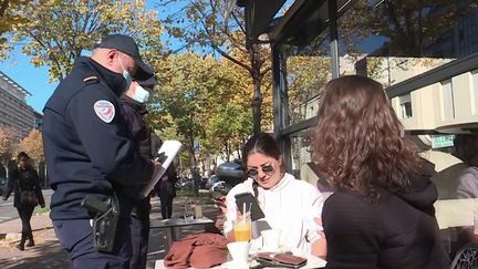 Pour faire face à un début de cinquième vague du Covid-19, les contrôles du pass sanitaire sont renforcés dans tous les lieux publics, comme à&nbsp;Marseille (Bouches-du-Rhône). (Capture d'écran / France 3)