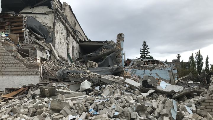 Ce qui était une école, transformée en caserne à Mykolaïev en Ukraine. Des lieux cibles pour&nbsp;les&nbsp;bombardements et des morts à chaque fois, combattants et civils.&nbsp; (MAURINE MERCIER / RADIO FRANCE / RTS)