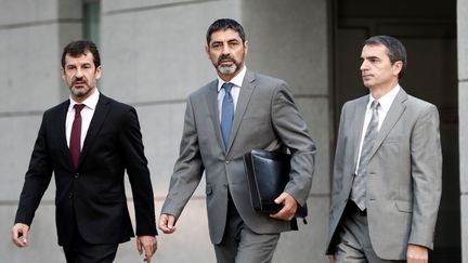 Le chef de la police catalane, Josep Lluis Trapero (au centre), arrive au tribunal de Madrid (Espagne), lundi 16 octobre 2017. (BURAK AKBULUT / ANADOLU AGENCY)