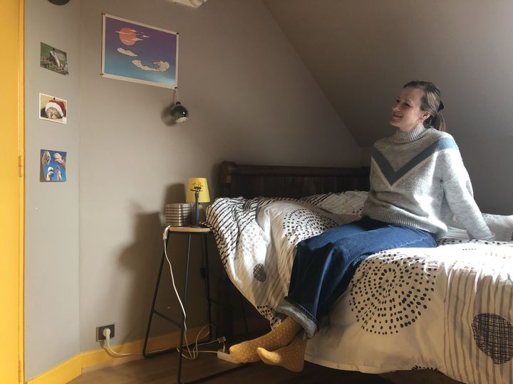 Youla&nbsp;Rozhno&nbsp;dans la chambre qu'elle occupait&nbsp;chez les&nbsp;Buffy, à Island (Yonne),&nbsp;le 29 mars 2022. (RAPHAEL GODET / FRANCEINFO)