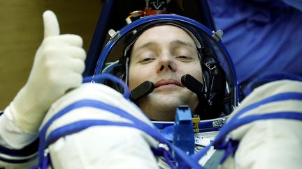 Le Français Thomas Pesquet teste sa combinaison avant d'entrer dans le vaisseau Soyouz et de prendre la direction de la Station spatiale internationale, le 17 novembre 2016, avant son départ de Baïkonour (Kazakhstan).&nbsp; (YURI KOCHETOV / REUTERS)