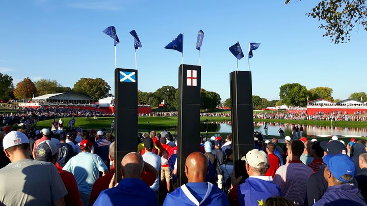 Toutes les méthodes sont bonnes pour regarder les matches à Hazeltine en 2016. (Fabrice Rigobert France info)