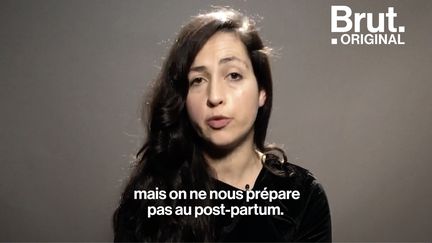 Les pertes de sang, les contractions post-accouchement, la dépression… Illana Weizman encourage à partager la réalité que vivent les femmes après un accouchement, loin de la magie annoncée.