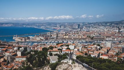 Une vue de Marseille depuis la cathédrale Notre-Dame-de-la-Garde, le 29 juillet 2023. (CARINE SCHMITT / HANS LUCAS / AFP)