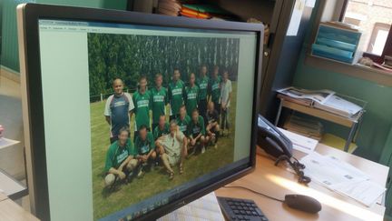 Dino Scala (en haut à gauche) avec l'équipe de foobtall de Pont-de-Sambre (Nord) à l'époque où il dirigeait le club. (BENJAMIN ILLY / RADIO FRANCE)