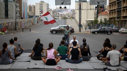 Des manifestants libanais font du yoga et bloquent le centre de Beyrouth, le 28 octobre 2019.&nbsp; (PATRICK BAZ / AFP)