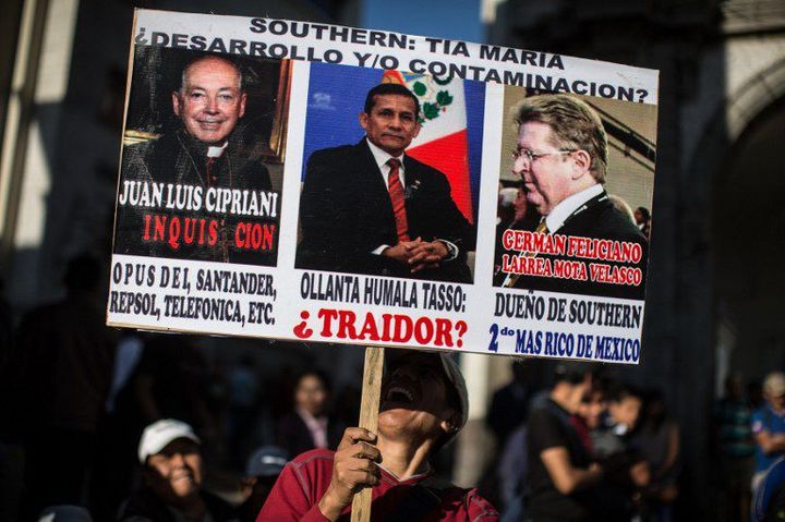 Le 27 mai 2015, manifestation anti-minière dans le sud du Pérou, mettant en cause le chef de l'Etat, Ollanta Humala (au centre), le clergé et le groupe minier Southern Copper. (SEBASTIAN CASTAÑEDA / ANADOLU AGENCY / AFP)