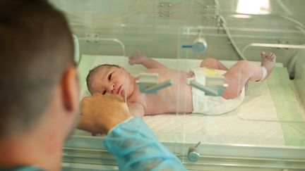 Un p&egrave;re communique avec son b&eacute;b&eacute;, le 25 avril 2014, dans une maternit&eacute; &agrave; Nice (Alpes-Maritimes). (ALBANE NOOR / BSIP / AFP)