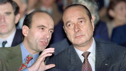 Alain Jupp&eacute;, alors secr&eacute;taire g&eacute;n&eacute;ral du RPR, et&nbsp;Jacques Chirac, alors pr&eacute;sident du RPR, le 11 f&eacute;vrier 1990, lors d'une convention du parti&nbsp;au Bourget (Seine-Saint-Denis). (PIERRE GUILLAUD / AFP)