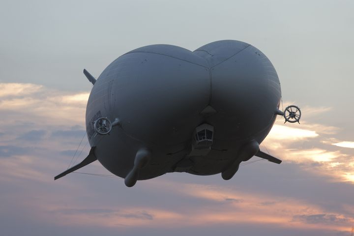 Le plus grand aéronef du monde, l'Airlander 10, vole dans le ciel britannique, près de Bedford, mercredi 17 août 2016. (JUSTIN TALLIS / AFP)