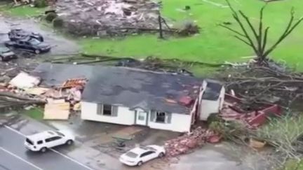 En Alabama, au sud-est des États-Unis, une tornade a fait au moins 23 morts. Les recherches se poursuivent. (FRANCE 2)