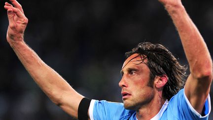 Stefano Mauri, milieu de terrain et capitaine de la Lazio de Rome, c&eacute;l&egrave;bre le but qu'il a marqu&eacute; contre l'&eacute;quipe de Naples, le 7 avril 2012. (ALBERTO PIZZOLI / AFP)