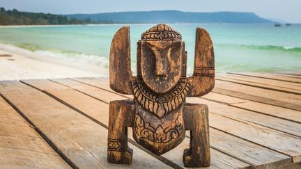 Un totem de l'émission "Koh-Lanta" sur une plage de Thaïlande.&nbsp; (PHILIPPE LE ROUX / ALP / STARFACE / TF1)