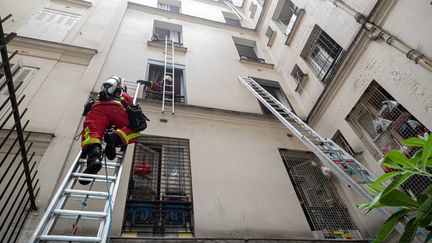 Les pompiers interviennent sur les lieux d'un incendie survenu le vendredi 17 juillet 2020 dans le quartier de Belleville, à Paris. (PASCAL BURNER / BSPP / FRANCEINFO)