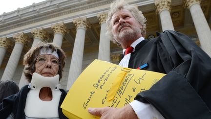 La veuve de&nbsp;Jos&eacute; Francisco Andrade pose aux c&ocirc;t&eacute;s de son avocat Me Jean-Jacques Rinck, le 21 septembre 2012, devant le tribunal de Lyon (Rh&ocirc;ne).&nbsp; (PHILIPPE DESMAZES / AFP)