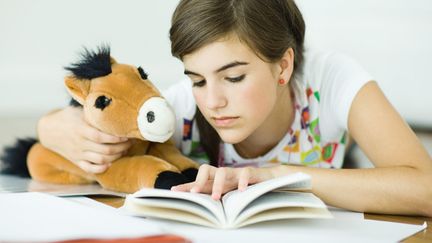 Lire des livres pour grandir et se construire.
 (Laurence Mouton / AFP)