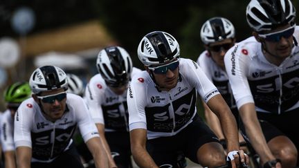 Gianni Moscon, coéquipier de Chris Froome au sein de la formation Sky, a été exclu du Tour de France, dimanche 22 juillet, après une altercation avec un autre coureur. (JEFF PACHOUD / AFP)